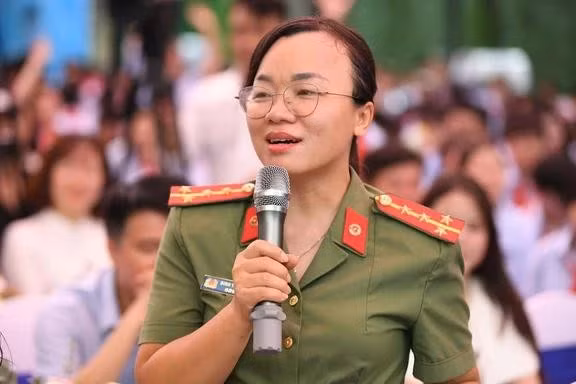 Đại úy Đinh Thị Như Hoa chia sẻ những bẫy lừa đảo học sinh có thể tránh.