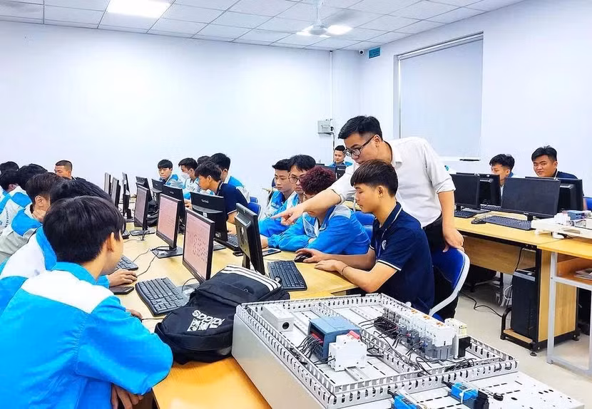 Dữ liệu GDTX được cập nhật, khai thác theo nguyên tắc đúng, đủ, sạch, sống, thống nhất, an toàn và dùng chung, bảo đảm tính liên thông hệ thống để giảm thiểu hồ sơ, báo cáo.
