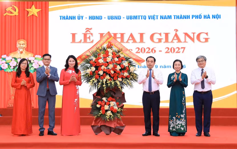 bi-thu-du-khai-giang.jpg