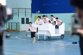 Trấn Thành tái hiện màn kéo xe bò với đầy đủ thành viên "Gia tộc R"