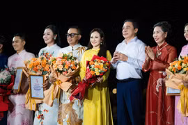 NTK Nguyễn Lan Vy trình làng BST “Áo dài Huế - Dòng chảy di sản hội nhập”