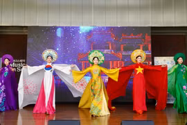 NTK - đạo diễn Nguyễn Lan Vy mang áo dài đến Hàn Quốc