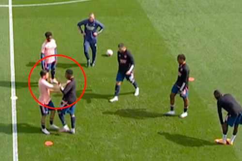 Xem 2 cầu thủ Arsenal xô xát ngay trước trận gặp Fulham