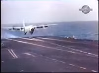 Không thể tin vào mắt khi xem vận tải cơ C-130 hạ cánh trên tàu sân bay