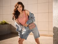 Nguyễn Thị Thành khoe streetstyle sexy nhưng cũng đầy cá tính