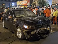 [ẢNH] Người lái BMW tông loạt xe máy dừng đèn đỏ ở TP.HCM nhận ''có bia rượu''