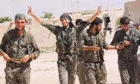 [ẢNH] Người Kurd tính đường gia nhập quân đội Syria, Nga mở cờ, Mỹ âm thầm đau đớn