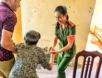 [Ảnh] Nữ Công an Thủ đô vui tươi, tình nguyện phục vụ nhân dân trong Chủ Nhật