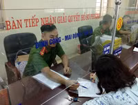 [Ảnh] Nữ Công an Thủ đô vui tươi, tình nguyện phục vụ nhân dân trong Chủ Nhật