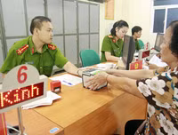 [Ảnh] Nữ Công an Thủ đô vui tươi, tình nguyện phục vụ nhân dân trong Chủ Nhật
