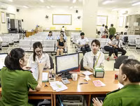 [Ảnh] Nữ Công an Thủ đô vui tươi, tình nguyện phục vụ nhân dân trong Chủ Nhật