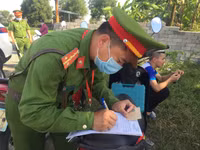 Con chưa đủ tuổi, không có giấy phép lái xe vẫn được mẹ 'nhờ' chở đi khắp nơi