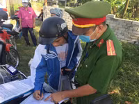 Con chưa đủ tuổi, không có giấy phép lái xe vẫn được mẹ 'nhờ' chở đi khắp nơi