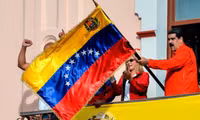 [ẢNH] Hàng chục xấp tiền chỉ đủ để mua cuộn giấy vệ sinh, bức tranh bi đát về Venezuela