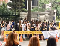 Donghae xuất ngũ trong vòng vây của người hâm mộ
