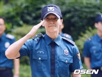 Donghae xuất ngũ trong vòng vây của người hâm mộ