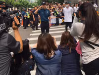Donghae xuất ngũ trong vòng vây của người hâm mộ