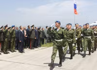 [ẢNH] Tổng thống Putin từng chỉ đạo lính dù Nga chiếm sân bay Kosovo để đàm phán với NATO
