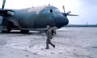 [ẢNH] Việt Nam dùng phi đội C-130 Mỹ để vận tải và ném bom vào đầu Khmer Đỏ