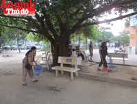 Hình ảnh đẹp bình dị của đoàn viên CAND khi cùng vệ sinh môi trường với người dân
