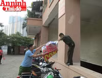 Hình ảnh đẹp bình dị của đoàn viên CAND khi cùng vệ sinh môi trường với người dân