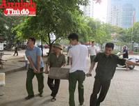 Hình ảnh đẹp bình dị của đoàn viên CAND khi cùng vệ sinh môi trường với người dân