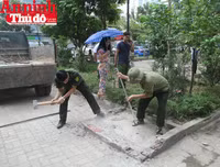 Hình ảnh đẹp bình dị của đoàn viên CAND khi cùng vệ sinh môi trường với người dân