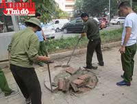 Hình ảnh đẹp bình dị của đoàn viên CAND khi cùng vệ sinh môi trường với người dân