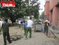 Hình ảnh đẹp bình dị của đoàn viên CAND khi cùng vệ sinh môi trường với người dân