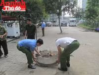 Hình ảnh đẹp bình dị của đoàn viên CAND khi cùng vệ sinh môi trường với người dân