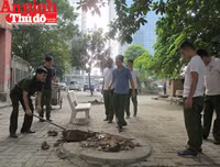 Hình ảnh đẹp bình dị của đoàn viên CAND khi cùng vệ sinh môi trường với người dân