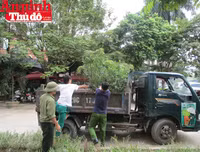 Hình ảnh đẹp bình dị của đoàn viên CAND khi cùng vệ sinh môi trường với người dân