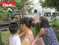 Hình ảnh đẹp bình dị của đoàn viên CAND khi cùng vệ sinh môi trường với người dân