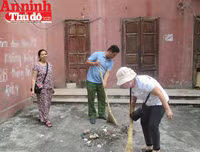 Hình ảnh đẹp bình dị của đoàn viên CAND khi cùng vệ sinh môi trường với người dân
