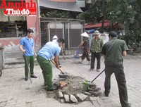 Hình ảnh đẹp bình dị của đoàn viên CAND khi cùng vệ sinh môi trường với người dân
