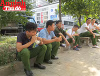 Hình ảnh đẹp bình dị của đoàn viên CAND khi cùng vệ sinh môi trường với người dân