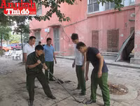 Hình ảnh đẹp bình dị của đoàn viên CAND khi cùng vệ sinh môi trường với người dân