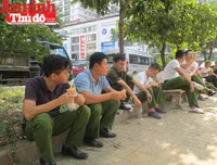 Hình ảnh đẹp bình dị của đoàn viên CAND khi cùng vệ sinh môi trường với người dân