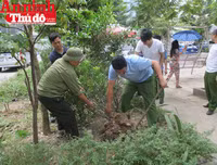 Hình ảnh đẹp bình dị của đoàn viên CAND khi cùng vệ sinh môi trường với người dân