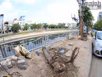 Hà Nội: Nắng nóng, rác thải sinh hoạt đổ đống bốc mùi trên đường Vũ Tông Phan 
