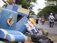 Hà Nội: Nắng nóng, rác thải sinh hoạt đổ đống bốc mùi trên đường Vũ Tông Phan 