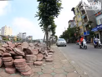 Hà Nội: Nắng nóng, rác thải sinh hoạt đổ đống bốc mùi trên đường Vũ Tông Phan 