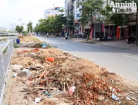 Hà Nội: Nắng nóng, rác thải sinh hoạt đổ đống bốc mùi trên đường Vũ Tông Phan 