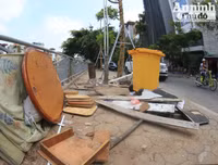 Hà Nội: Nắng nóng, rác thải sinh hoạt đổ đống bốc mùi trên đường Vũ Tông Phan 