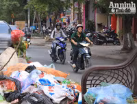 Hà Nội: Nắng nóng, rác thải sinh hoạt đổ đống bốc mùi trên đường Vũ Tông Phan 