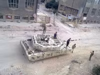 [ẢNH] Phiến quân đánh rát, lính Syria bỏ cả chiến tăng T-72 để tháo chạy