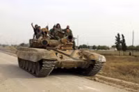 [ẢNH] Phiến quân đánh rát, lính Syria bỏ cả chiến tăng T-72 để tháo chạy
