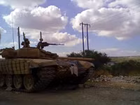 [ẢNH] Phiến quân đánh rát, lính Syria bỏ cả chiến tăng T-72 để tháo chạy