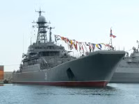 [ẢNH] Tàu vận tải Nga cấp tốc mang thêm xe tăng đến Syria chuẩn bị cho trận chiến quyết định