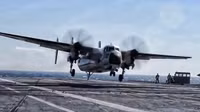 Không thể tin vào mắt khi xem vận tải cơ C-130 hạ cánh trên tàu sân bay